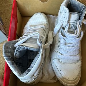 Use men’s puma high top, white sneaker